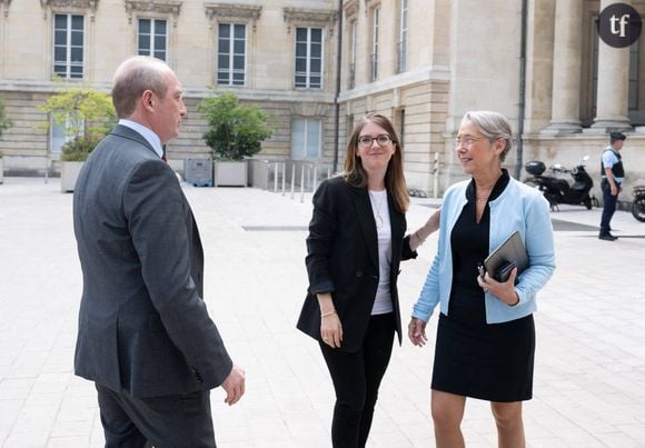 Légende : Aurore Bergé, présidente du groupe Renaissance à l'Assemblée nationale, accueille le Premier ministre français Élisabeth Borne qui participe à une réunion intergroupe à l'Assemblée nationale, à Paris, le 4 juillet 2023.