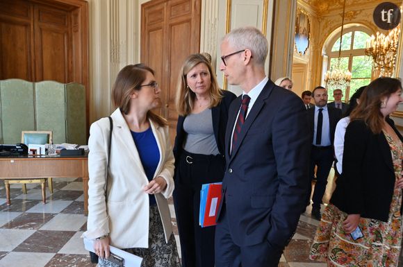 Légende : la présidente de l'Assemblée nationale, Yaël Braun-Pivet, aux côtés d'Aurore Bergé et de Franck Riester, le 30 mai 2023 au Palais Bourbon, siège de l'Assemblée nationale française à Paris.