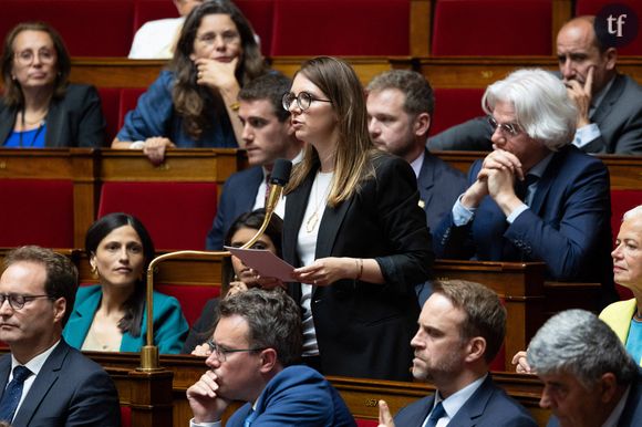 Légende : la députée française et présidente du groupe parlementaire Renaissance Aurore Bergé lors d'une séance de questions au gouvernement à l'Assemblée nationale à Paris, le 4 juillet 2023.