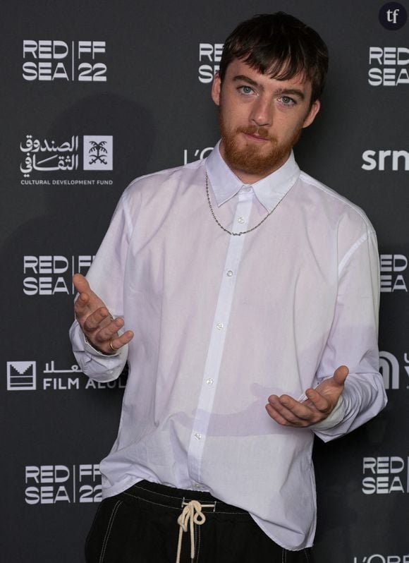 Angus Cloud prend la pose sur le tapis rouge lors de la soirée de fermeture du Red Sea International Film Festival à Jeddah, le 8 décembre 2022.