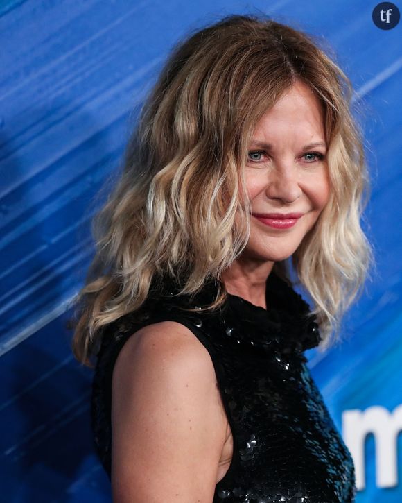 Mais Meg Ryan souhaite aussi de ses propres mots "faire évoluer un peu le genre des comédies romantiques".  
Meg Ryan au photocall du gala de l'AmFar 2021 à Los Angeles, le 4 novembre 2021. 