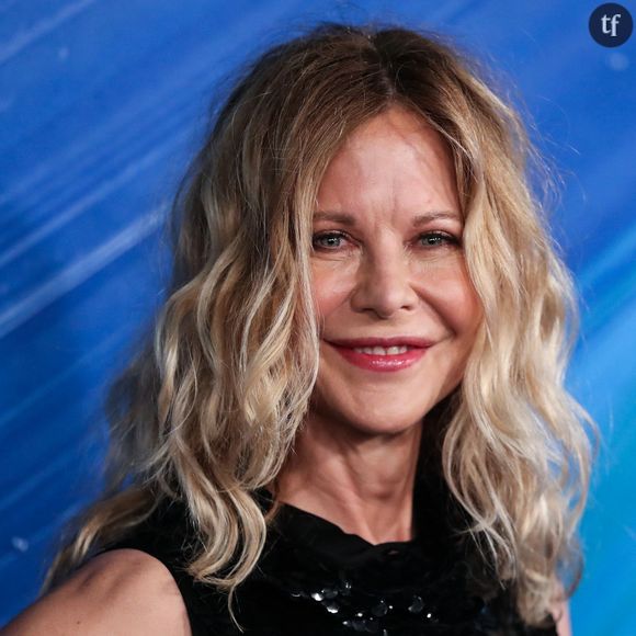 Meg Ryan a carrément mis en scène et co écrit What Happens Later, c'est dire à quel point ce projet inattendu lui tient beaucoup à coeur. Elle y incarne Willa, sexagénaire bloquée dans un aéroport en compagnie d'un vieil amant. Les chemins des tourtereaux se sont séparés. Comment vont-ils vivre ces retrouvailles abruptes ?
Meg Ryan au photocall du gala de l'AmFar 2021 à Los Angeles, le 4 novembre 2021. 