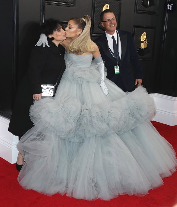  Elle explique que ces produits s'accompagnaient d'un maquillage plus soutenu : sur les lèvres donc mais aussi sur les yeux, du eye liner "épais"...  
Ariana Grande et ses parents Joan Grande et Edward Butera - 62ème soirée annuelle des Grammy Awards à Los Angeles, le 26 janvier 2020. 