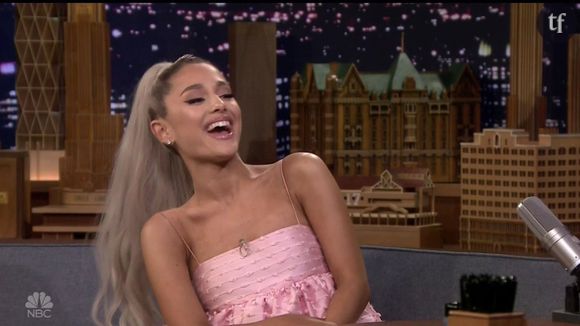 Les voix s'élèvent de plus en plus pour dénoncer les ravages de la chirurgie. Et celle d'Ariana Grande ne fait pas exception...
Ariana Grande fait une apparition dans le Tonight Show de Jimmy Fallon le 2 mai 2018. 