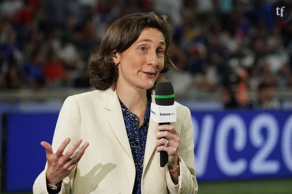 JO 2024 : pas de port du voile pour les athlètes française, assure la ministre des Sports
Amélie Oudéa-Castéra (Ministre des sports) - People dans les tribunes du match de Poule A de la Coupe du Monde de Rugby France 2023 entre la France et la Namibie (96-0) au stade Velodrome à Marseille le 21 septembre 2023. 