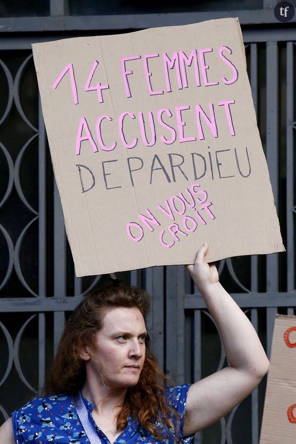 "Gérard Depardieu adopte une stratégie pour inverser la culpabilité... Il se place en victime afin de susciter la compassion et de semer le doute".
Manifestation des militantes féministes, devant la bourse du travail à Lyon où se produit Gérard Depardieu, pour sa tournée " Depardieu chante Barbara ". Lyon, (Rhône) FRANCE-27/05/2023. Photo: Pascal Fayolle Bestimage.