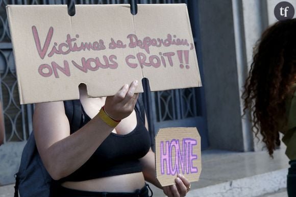 Rappelons que la comédienne accuse l'acteur de l'avoir violée dans son hôtel particulier du 6e arrondissement de Paris en 2018. 
Manifestation des militantes féministes, devant la bourse du travail à Lyon où se produit Gérard Depardieu, pour sa tournée " Depardieu chante Barbara ". Lyon, (Rhône) FRANCE-27/05/2023. Photo: Pascal Fayolle Bestimage.