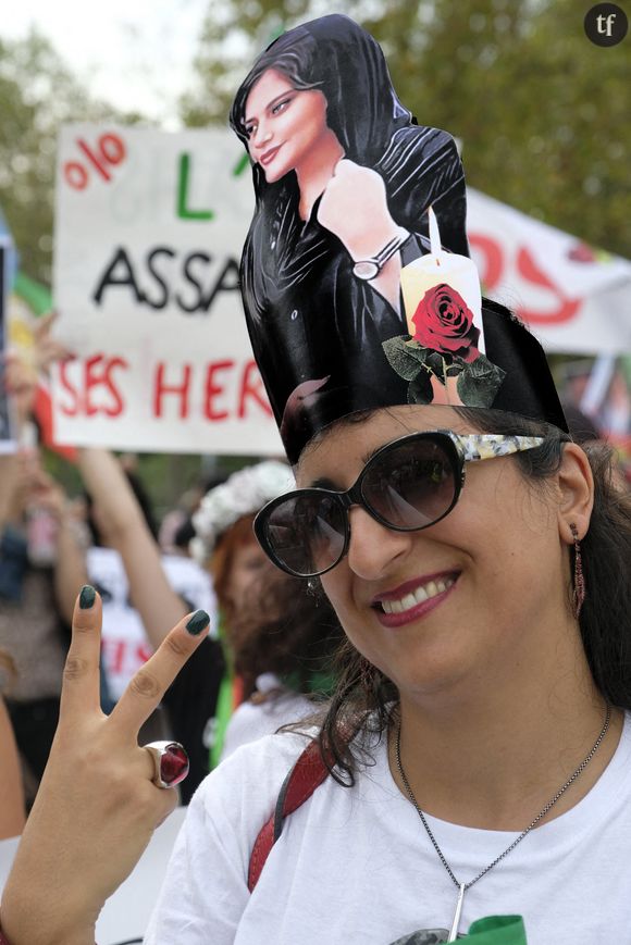 Toujours est-il que l'Iran peine à masquer les injustices qui palpitent au sein du pays. Exemple ? En octobre, le Prix Nobel de la Paix fut décerné à Narges Mohammadi, militante iranienne qui lutte pour les droits des femmes. 
Protest against the Iranian regime at Place de la Bastille in Paris on the first anniversary of the death of Mahsa Amini in Iran. Photo by Yaghobzadeh Alfred/ABACAPRESS.COM