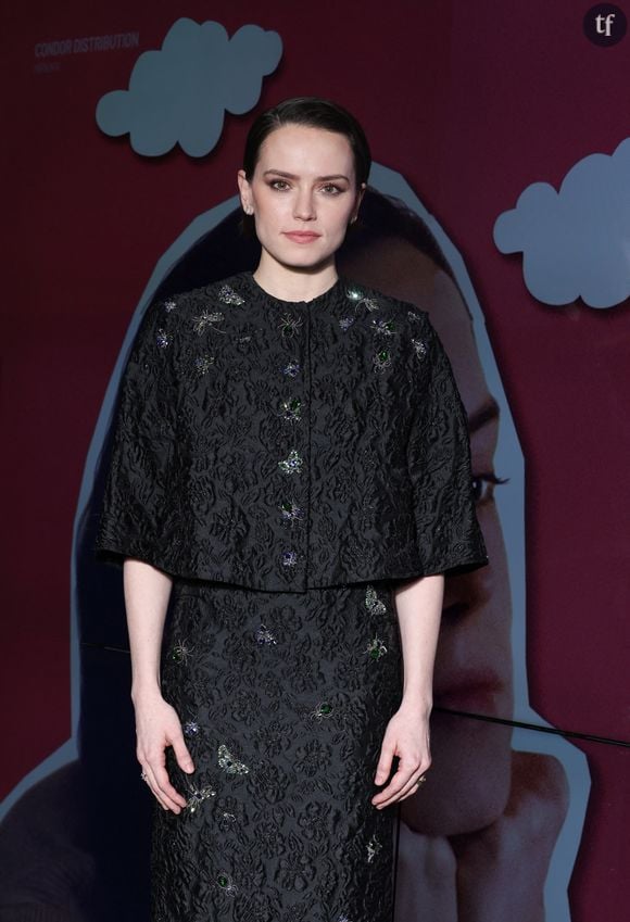 L'écriture du film est aussi épurée que l'interprétation de Daisy Ridley : elle n'en dit jamais trop, conserve une certaine distance, un art de l'implicite qui voue toute confiance à l'intelligence émotionnelle du public. A raison.  
Daisy Ridley - Avant-première du film "La vie rêvée de Miss Fran" au Cinema UGC Les Halles de Paris le 8 janvier 2024. © Denis Guignebourg/BestImage 