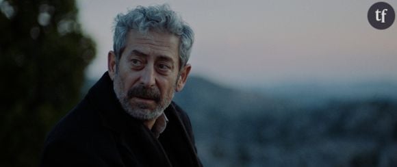 Si désespéré d'ailleurs que la lenteur de ce film hypnotique, tout comme son discours, fait écho au dernier grand traumatisme du cinéma turc : Les herbes sèches de Nuri Bilge Ceylan. Des affinités cinéphiles pertinentes pour un voyage qui saura vous captiver et vous faire frissonner, sans recours aux croquemitaines. Et pour cause : l'horreur qu'il dépeint est bel et bien réelle.
