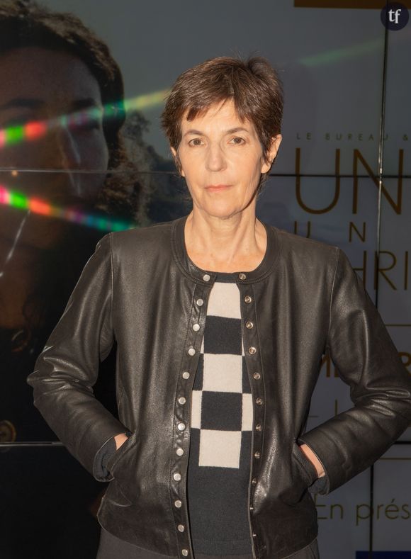 C'est justement à cette occasion que Christine Angot s'est entretenue auprès d'Augustin Trapenard. Elle panse les plaies et libère une parole d'une impitoyable lucidité : "On ne cesse de dire : il faut parler. Mais ce sont toujours les mêmes qui parlent". Comprendre : les victimes. 
Christine Angot lors de l'avant-première de son film "Une famille" au cinéma UGC Les Halles à Paris. Le 6 mars 2024 © Sam Delpech / Bestimage 