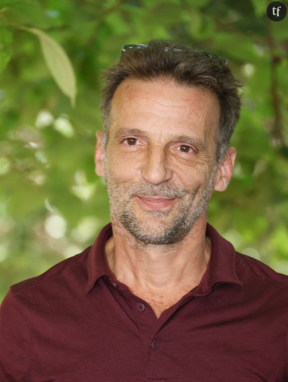 Dans Libé toujours, Kassovitz est revenu sur son expérience auprès de Gérard Depardieu : "Je me souviens l'avoir entendu dire "Hmmm, ça sent la ch**te...". Je crois que j'ai compris ce sentiment de prédation que ressentent les femmes. À 56 ans, on est un peu moins con". 
Mathieu Kassovitz au photocall du film "Visions" lors de la 16ème édition du festival du film francophone (FFA) de Angoulême, France, le 24 août 2023. © Coadic Guirec/Bestimage