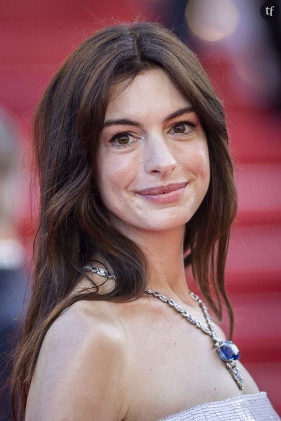 Ce sujet, le voici : Anne Hathaway a révélé, dans une longue interview pour Vanity Fair, avoir fait une fausse couche en 2015.  
Anne Hathaway - Montée des marches du film " Armageddon Time " lors du 75ème Festival International du Film de Cannes. Le 19 mai 2022 © Cyril Moreau / Bestimage 