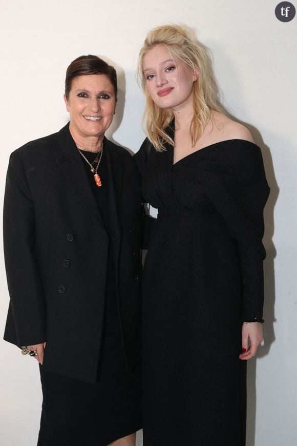 Pour Nadia Tereszkiewicz, il n'est pas tant question d'estime à l'adresse de celle qui a porté plainte contre Benoît Jacquot et Jacques Doillon... mais d'admiration.
Maria Grazia Chiuri et Nadia Tereszkiewicz posent au greeting du défilé Dior Haute Couture Printemps/Été 2024 dans le cadre de la Fashion Week de Paris (PFW), au musée Rodin, à Paris France, le 22 janvier 2024. © Bertrand Rindoff / Olivier Borde / Bestimage