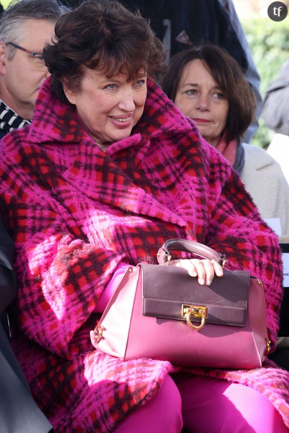 "Pendant mes années de médecine [Roselyne Bachelot était pharmacienne, ndlr] j'ai vécu du bizutage. Il y avait un miroir au-dessus de la table, on demandait d'ôter sa culotte et de marcher sur la table pour que les étudiants mâles puissent regarder notre sexe - celui des étudiantes"
Exclusif - Roselyne Bachelot-Narquin à Arès en Gironde, le 10 février 2024, au Square des Grands Principes Républicains, pour le dévoilement du portrait de Josephine Baker.