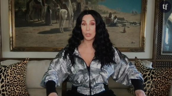 A 77 ans, Cher ne compte pas dire adieu au romantisme, aux flirts et au dating. L'interprète mythique de "Believe" s'est mise à la page de Tinder mais sans pour autant porter son dévolu sur les hommes de son âge. Oui, la chanteuse ne semble guère goûter aux septuagénaires. Mais pourquoi ? 
La chanteuse Cher s'entretient avec Stephen Colbert au sujet d'un prochain concert virtuel