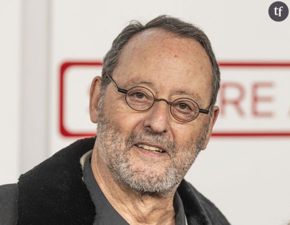 "Je pense d'abord aux victimes. Après, je pense qu'il faut laisser passer la justice". Alors que le mouvement #MeToo secoue le cinéma français, Jean Reno a tenu à clarifier les choses...
Info - Jean Reno devient romancier - Jean Reno - Première du film "Lift (En plein vol)" au Lincoln Center à New York. Le 8 janvier 2024