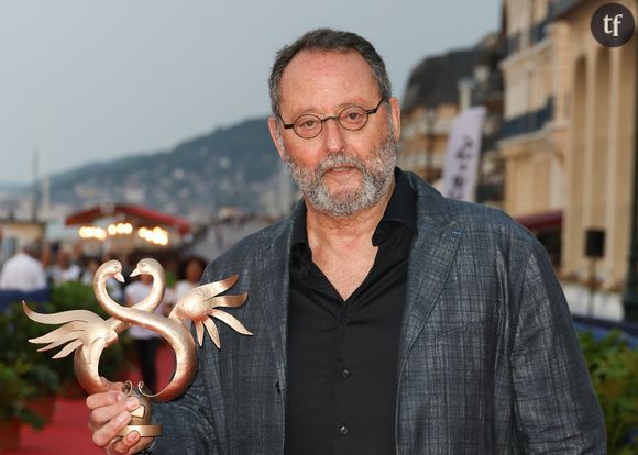 Cependant, Jean Reno a ajouté sur le sujet : "Après, je pense qu'il faut laisser passer la justice. J'ai entendu Daniel Auteuil dire : 'Je ne suis ni avocat ni procureur...' Je suis d'accord avec lui. La justice a besoin de sérénité"
Jean Reno sur le tapis rouge du prix du court métrage lors du 37ème festival du film de Cabourg (37ème journées romantiques du 14 au 18 juin 2023), à Cabourg, France, le 16 juin 2023. © Coadic Guirec/Bestimage 