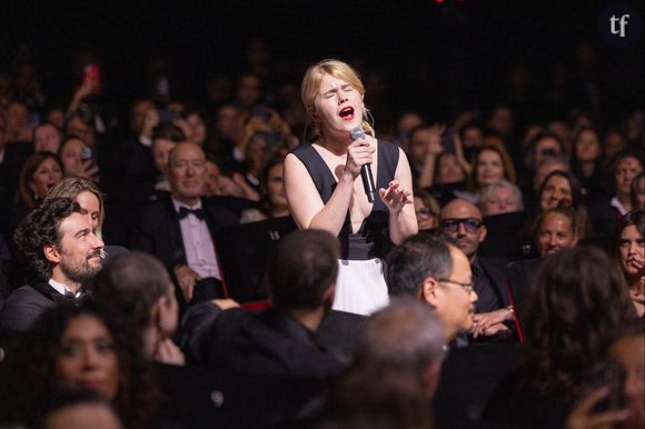 Un geste musical, et sororal ! Lors d'une cérémonie cannoise particulièrement féministe, la grande Zaho de Sagazan a interprété sous le regard ému de Greta Gerwig, l'une des cinéastes qui comptent le plus à Hollywood aujourd'hui, un tube de David Bowie...
Zaho de Sagazan - Cérémonie d'ouverture du 77ème Festival International du Film de Cannes, au Palais des Festivals à Cannes. Le 14 mai 2024. © Borde-Jacovides-Moreau / Bestimage 