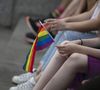 Ce coming out éclate en plein Mois des Fiertés, ou Pride Month. Autrement dit, le mois de célébration de la communauté et des cultures LGBTQ. Personnes homosexuelles, lesbiennes, bisexuelles, transgenres, queer, y affirment leur identité dans une société où homophobie et transphobie sont toujours aussi tenaces.