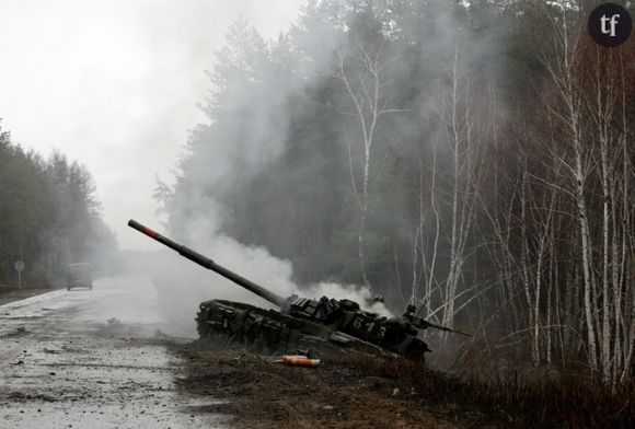L'épave d'un char russe détruit par les forces ukrainiennes, le 26 février 2022, près de Lougansk
