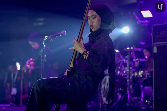 Egalité des sexes, paix et heavy metal : ce girls band indonésien qui côtoie Dua Lipa fait rimer hard rock et féminisme !
La bassiste du groupe de metal Voice of Baceprot, Widi Rahmawati, lors d'un concert à Jakarta en Indonésie le 22 juin 2024