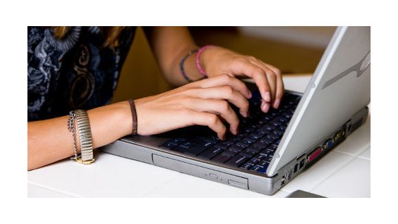 Internet : un colloque sur les conduites à risques des jeunes