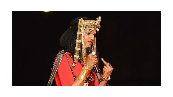 Super Bowl : le doigt d’honneur de M.I.A pendant « Give Me All Your Luvin »