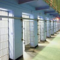 Jugement du directeur de prison et de l'appât du Gang des barbares