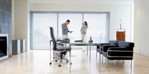 Journée de la Femme : les inégalités au bureau et à la maison
