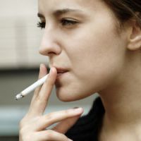 Les filles plus nombreuses à essayer la cigarette au collège