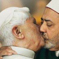 Baiser du Pape et de l'imam : le Vatican pardonne à Benetton