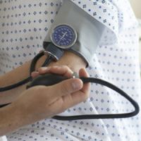 Sans-papiers : l'accès payant à l’Aide Médicale d’Etat pas rentable ?