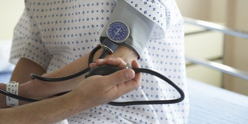 Sans-papiers : l'accès payant à l’Aide Médicale d’Etat pas rentable ?