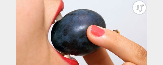 Manger des fruits de couleur sombre rend plus séduisante
