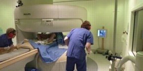 Une femme accouche pour la première fois sous IRM