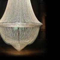 Joana Vasconcelos : le lustre en tampons hygiéniques s'expose au Centquatre