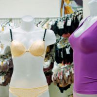 Suède : des vendeuses de lingerie tenues d’indiquer leurs mensurations sur leur badge