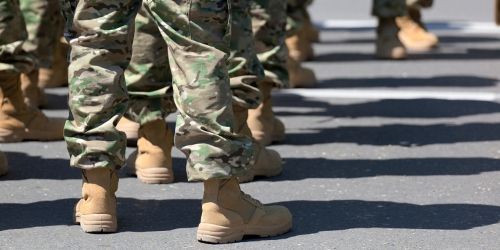 Etats-Unis : les soldats américains en uniforme à la Gay Pride