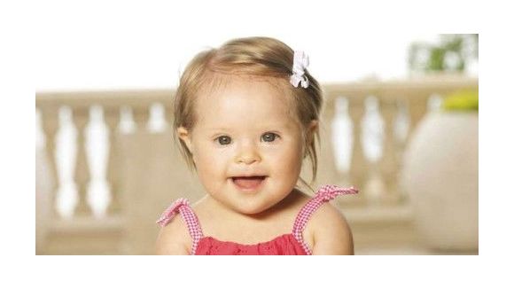 Une fillette atteinte de trisomie 21 égérie de Dolorès Cortes