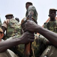 Mali : des femmes et des enfants défient les policiers putschistes