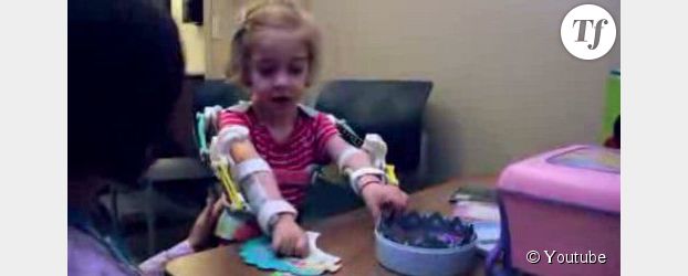 Une enfant découvre l'usage de ses bras grâce à une imprimante 3D