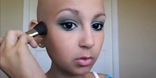 Une ado cancéreuse fait fureur sur le web avec ses tutoriels beauté