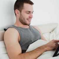 Troubles du sommeil : la lumière bleue des tablettes tactiles incriminée