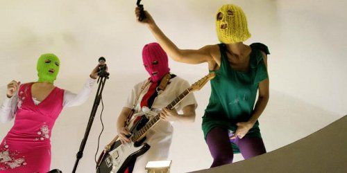 Pussy Riot : Mireille Mathieu critique ouvertement les punkettes