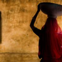 Inde : et si les hommes reversaient une part de leur salaire aux femmes au foyer ?