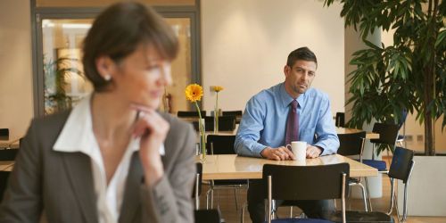 Travail : faut-il cacher une relation amoureuse au bureau ?