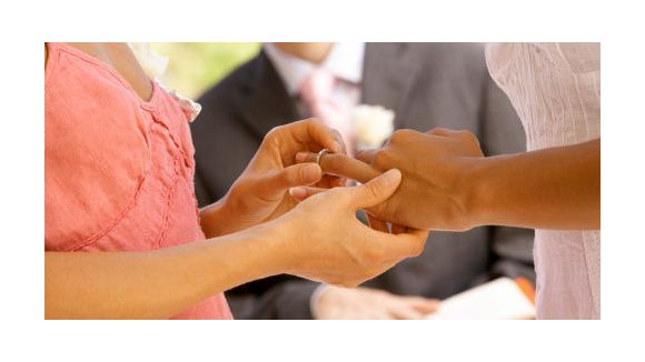 Un père offre 50 millions d'euros à celui qui séduira sa fille homosexuelle