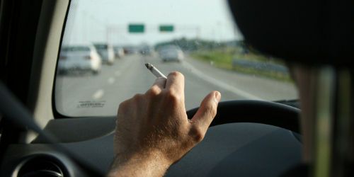 Le tabagisme passif encore plus dangereux en voiture