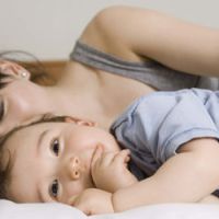 Dépression des jeunes mères : des impacts sur le développement de l'enfant